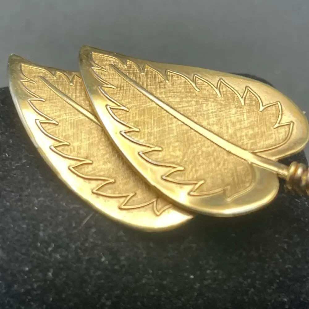 Coro Pegasus Signed Brooch Gold Tone Double Leaf Vintage 2.5